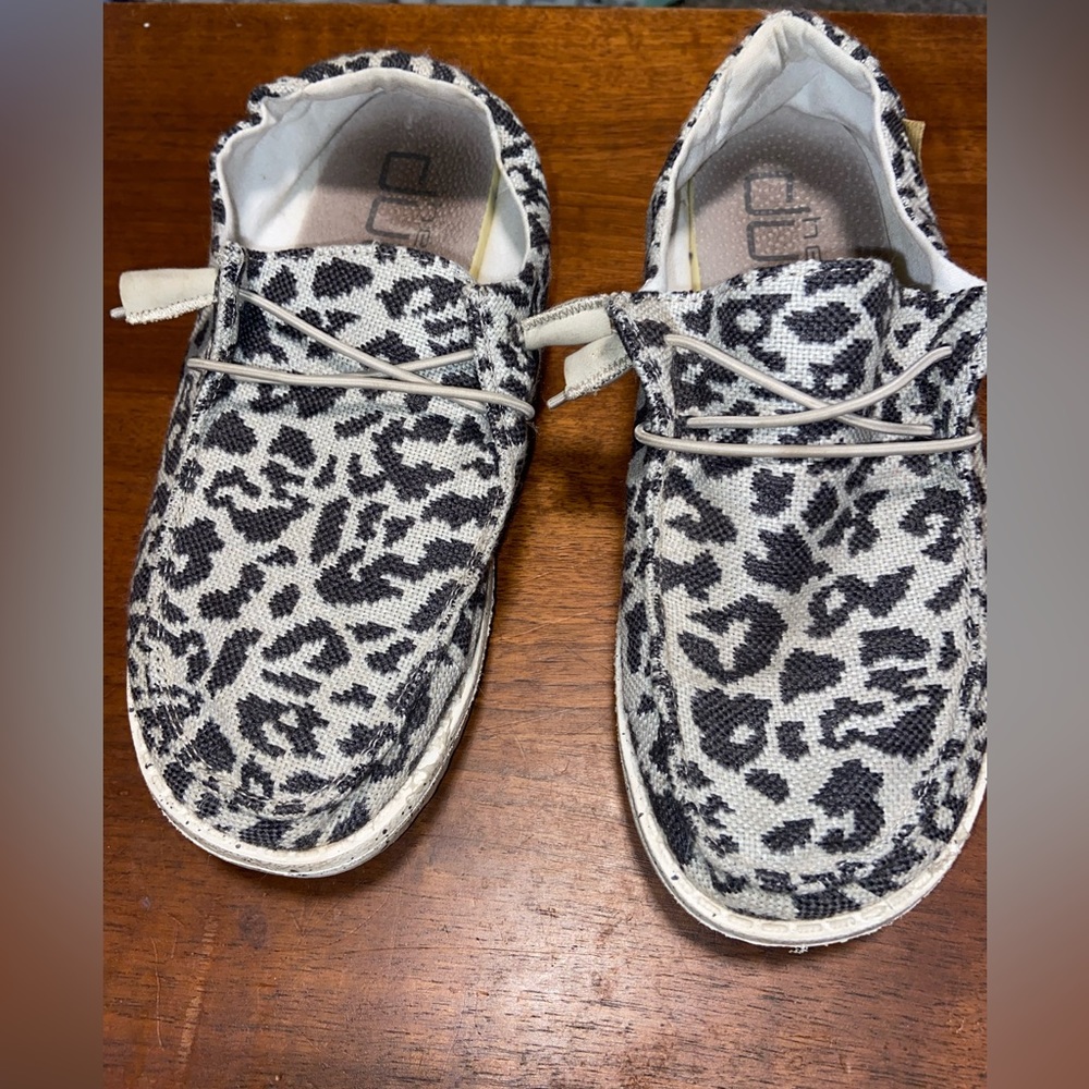 Women’s size 7 Hey Dude